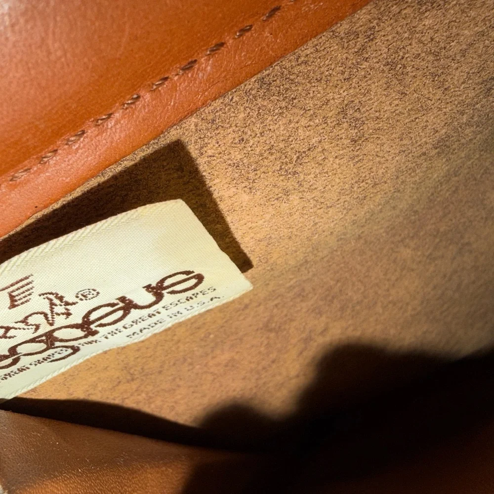 Elegant vintage pegasus Tan Leather suitcase